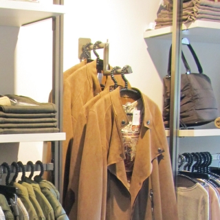 brazo 2 niveles ejemplo en una tienda de ropa