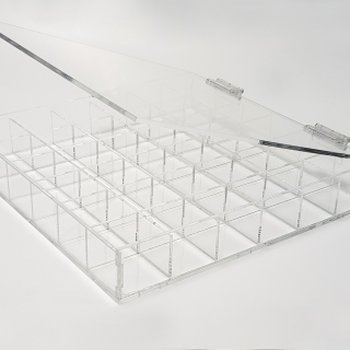 Caja con 36 huecos y tapa superior bisagra 30x30x4,8 cm