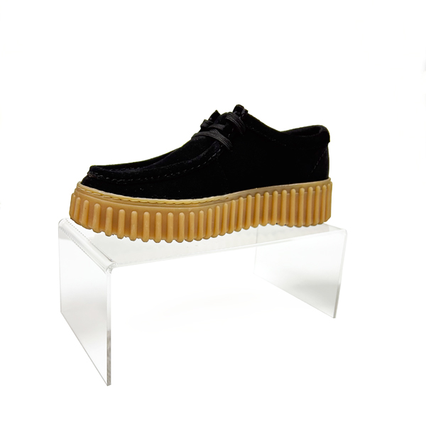 repisa para calzado, que nos permite elevar los diferentes modelos de zapatos en el escaparate, de metacrilato transparente con un zapato de ejemplo de mujer color negro