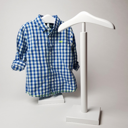 percha infantil,soporte para exponer prendas de ropa en el escaparate de ropa de niño. Color blanoc en madera de pino